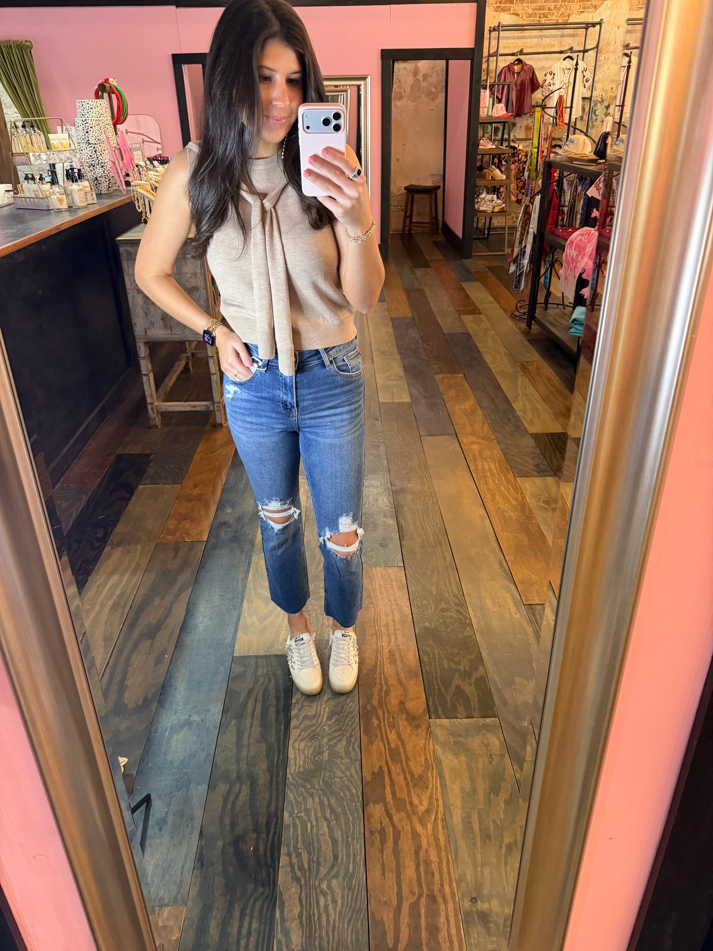 DISTRESSED STRAIGHT LEG JEAN