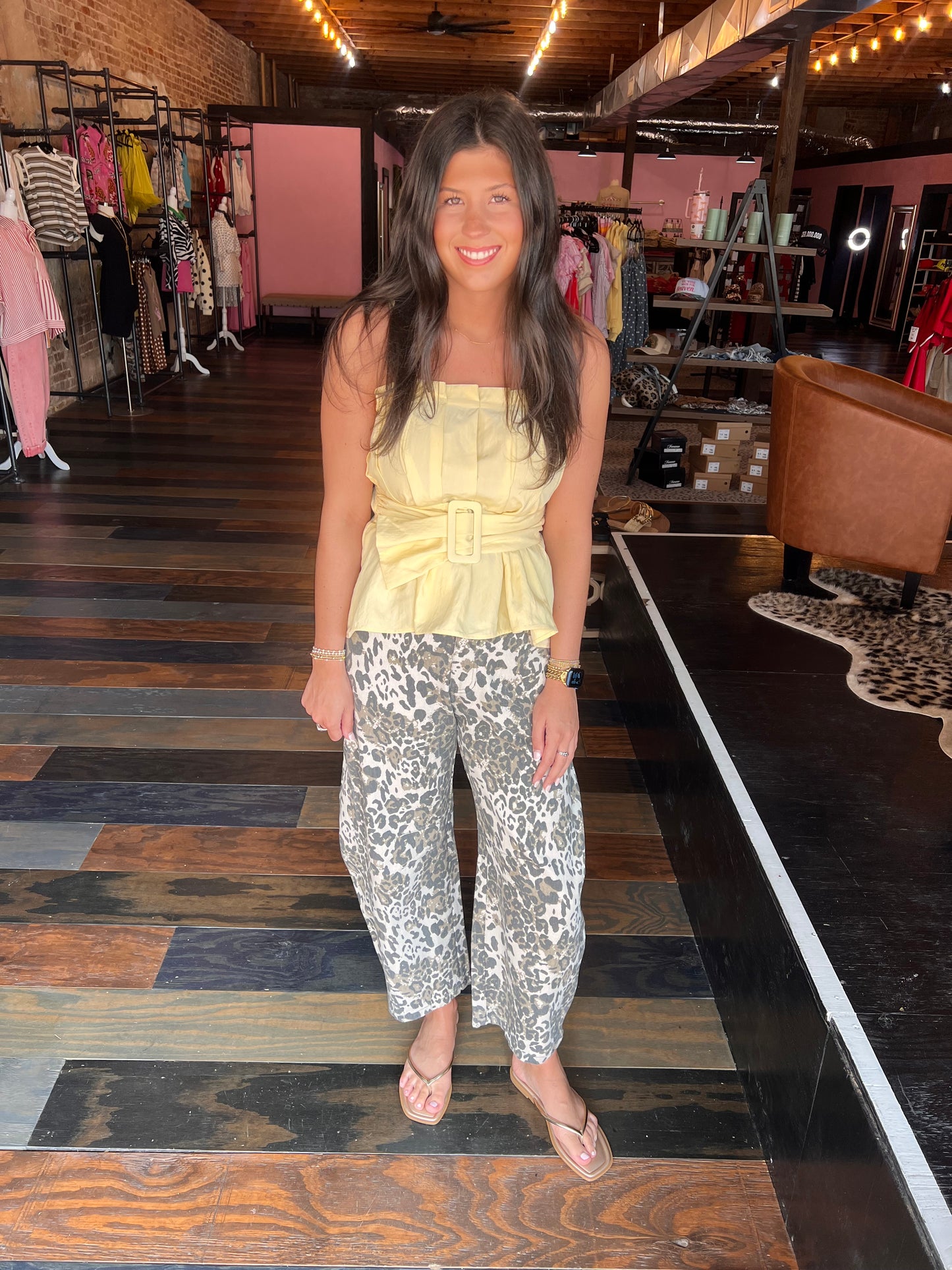 BANANA BUCKLE SLEEVELSS TOP
