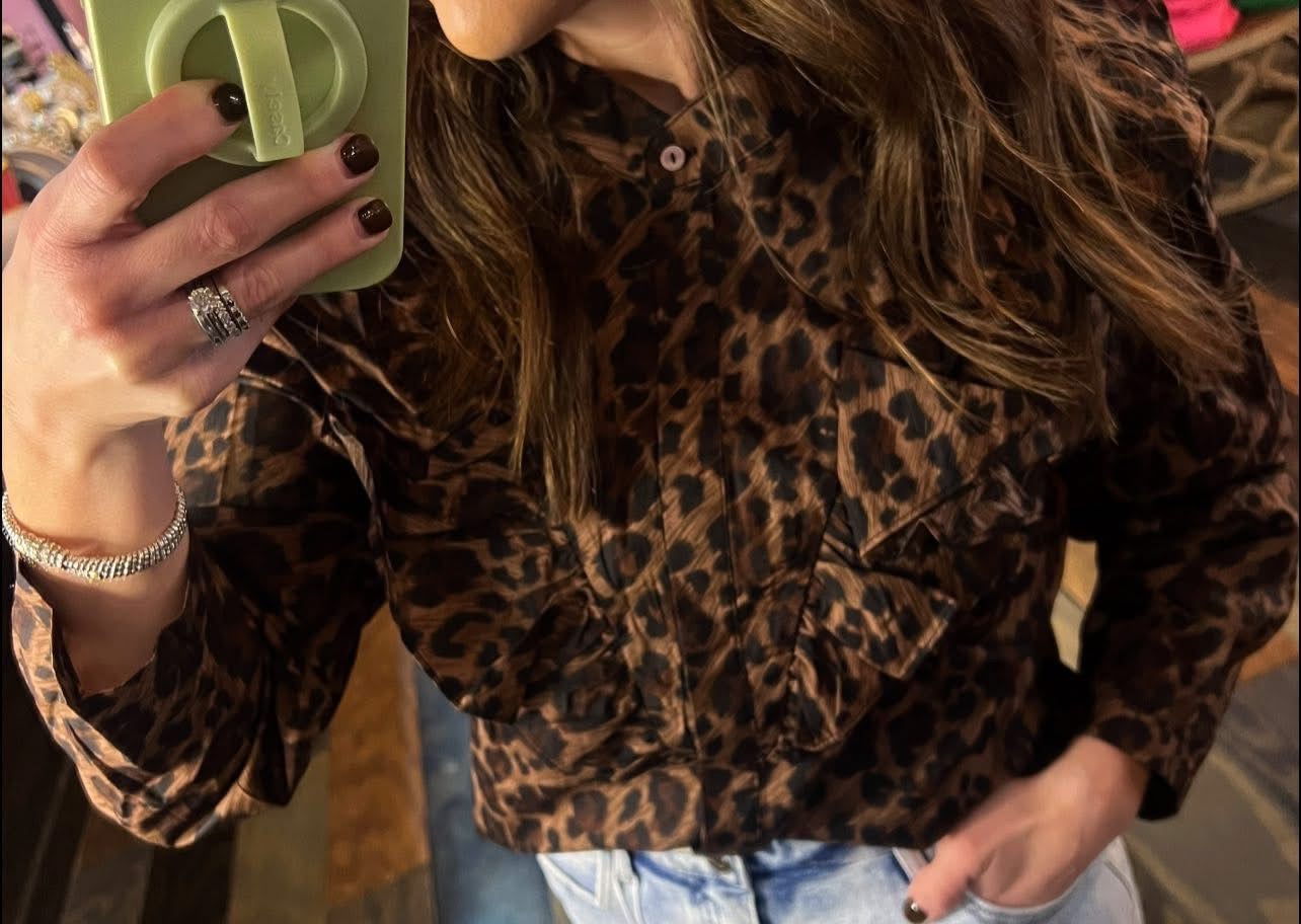 LEOPARD RUFFLE BUTTON TOP