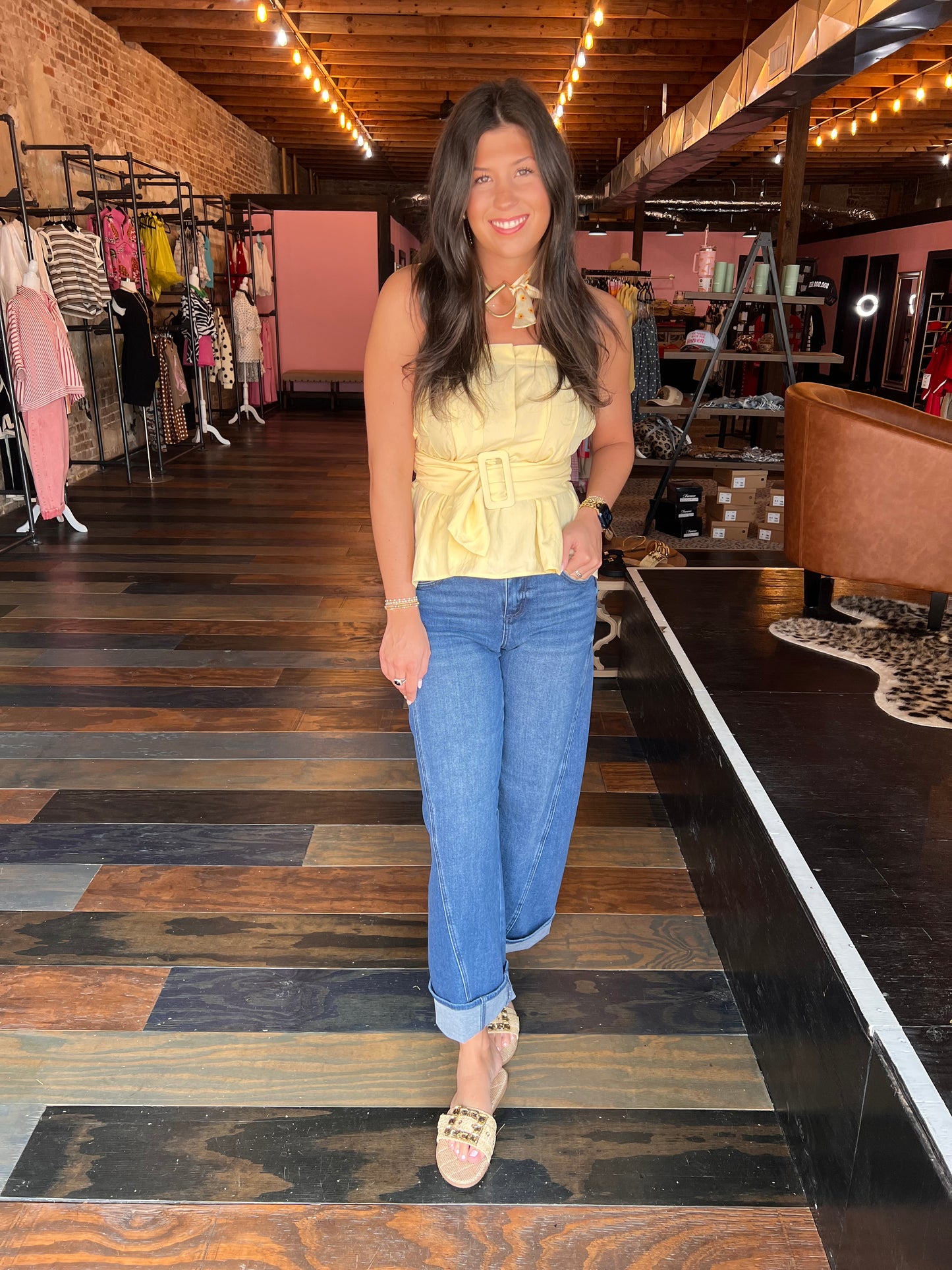 BANANA BUCKLE SLEEVELSS TOP