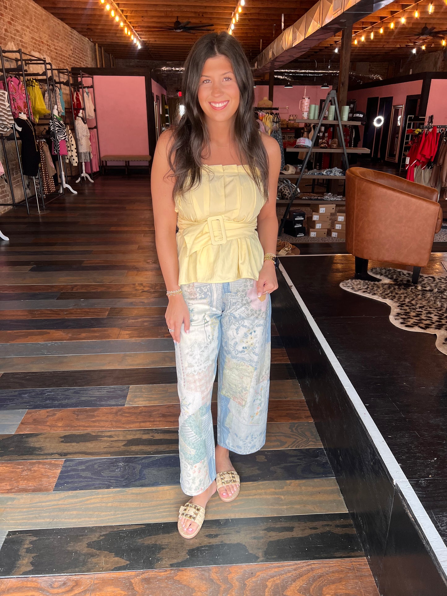 BANANA BUCKLE SLEEVELSS TOP
