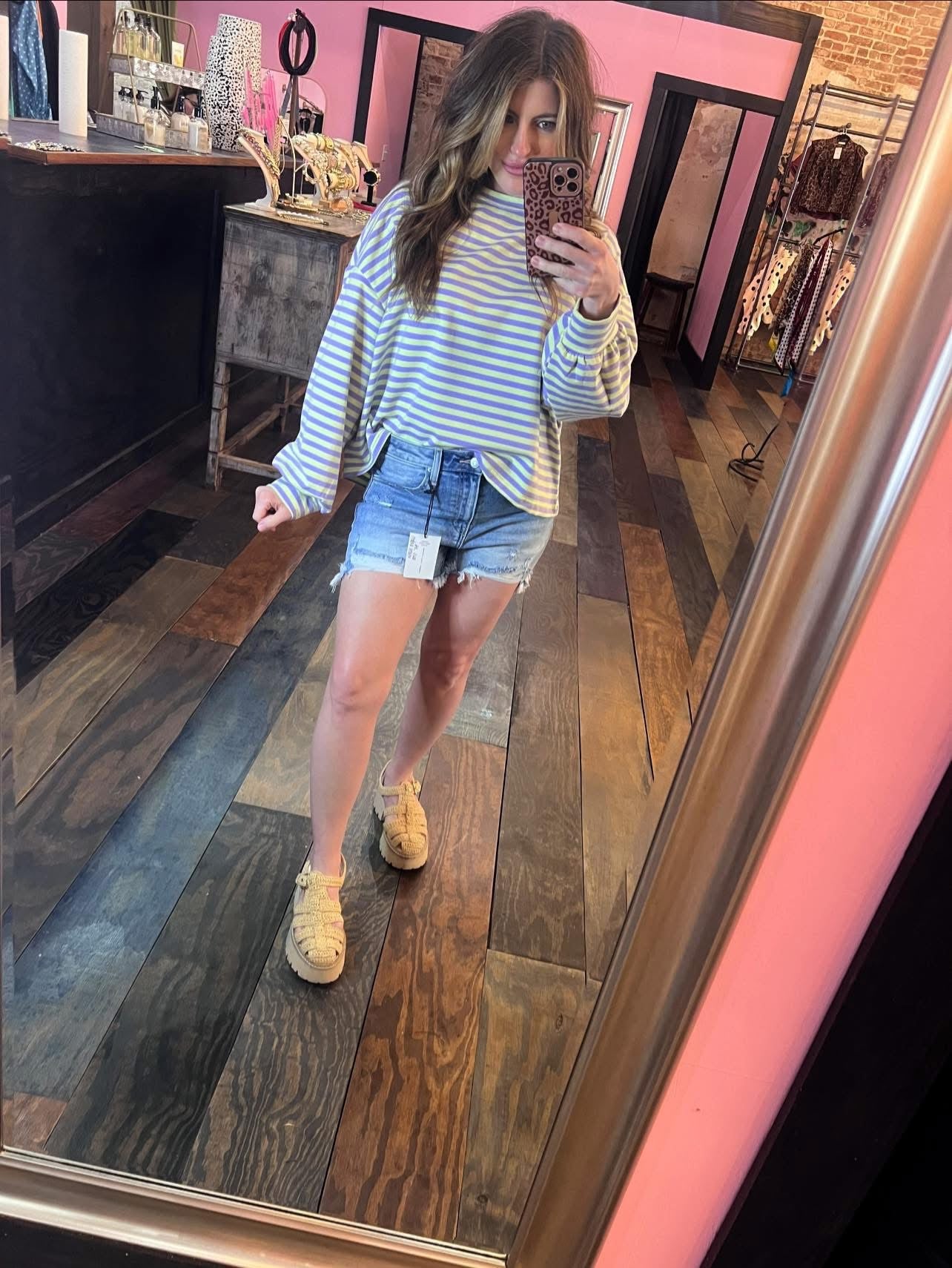 LIGHT WASH DENIM SHORT