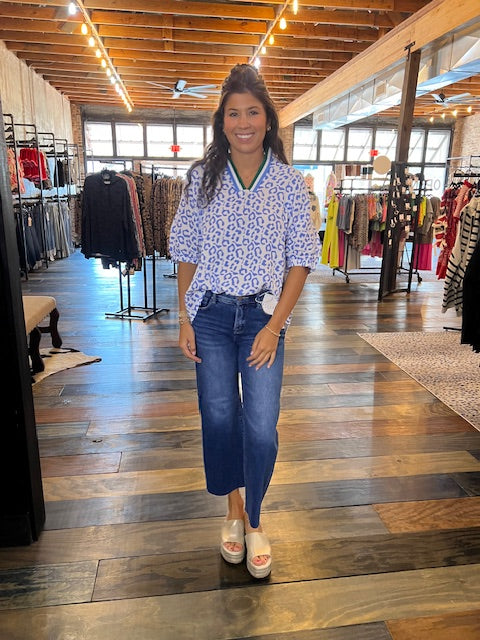 BLUE LEOPARD VNECK TOP